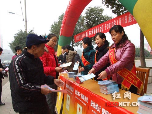 资兴举办法治宣传咨询活动，聚焦因私出入境中介服务规范